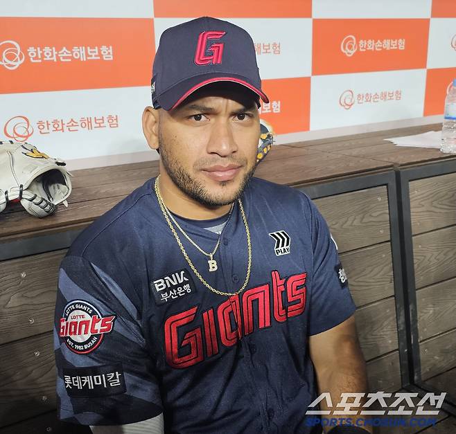 인터뷰에 임한 레이예스. 김영록 기자