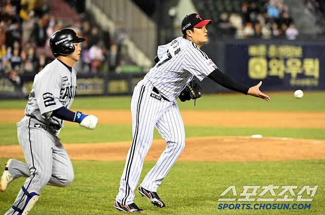 27일 잠실야구장에서 열린 한화와 LG의 경기, 9회초 LG 김강률이 한화 문현빈의 땅볼타구를 잡아 1루로 던지고 있다. 잠실=허상욱 기자wook@sportschosun.com/2025.03.27/