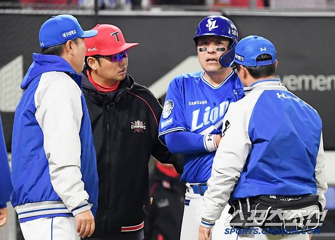 투구에 맞은 강민호가 좀처럼 일어나지 못하자 KIA 손승락 코치까지 나와 걱정했다.