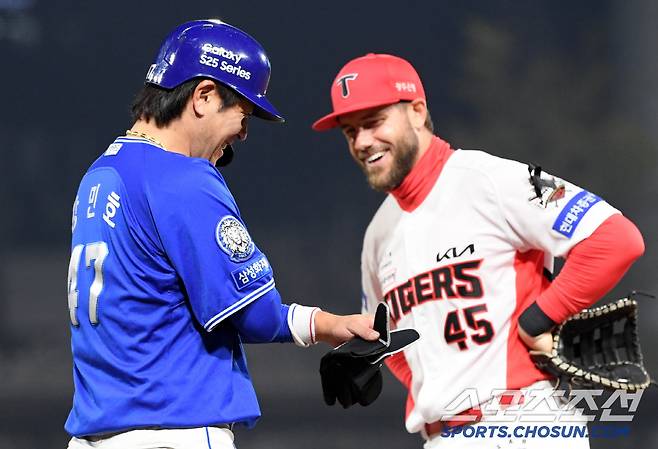 아픔을 웃음으로 승화시킨 강민호 덕분에 1루수 위즈덤까지 빵 터지고 말았다.