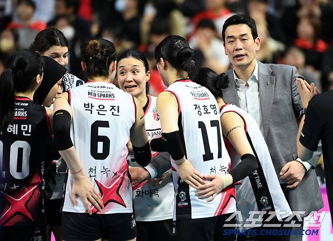 31일 인천삼산월드체육관에서 열린 V리그 여자부 챔피언결정전 1차전 흥국생명과 정관장의 경기, 정관장 고희진 감독이 작전지시를 하고 있다. 인천=허상욱 기자wook@sportschosun.com/2025.03.31/