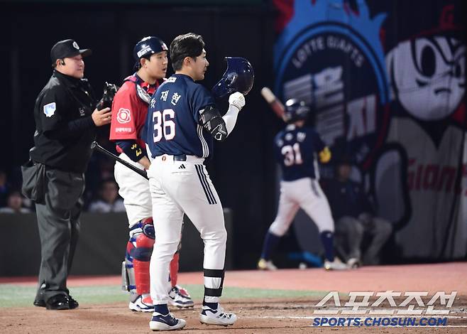 두산 유니폼 입고 사직구장 첫 방문한 추재현.