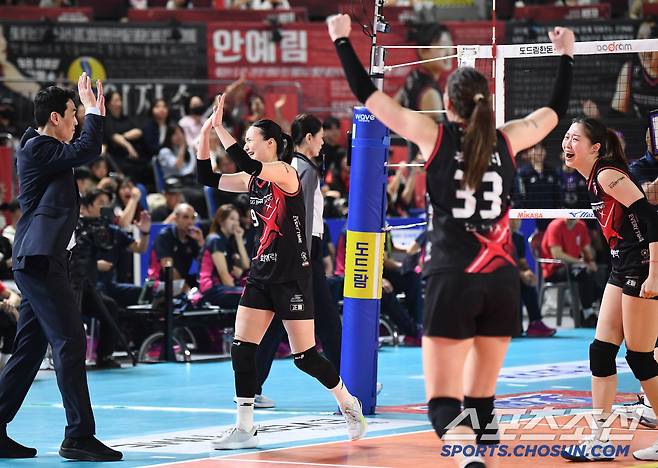 4일 대전 충무체육관에서 열린 여자배구 챔피언결정전 정관장과 흥국생명의 3차전. 정관장 표승주가 블로킹 득점 후 고희진 감독과 환호하고 있다. 대전=정재근 기자 cjg@sportschosun.com/2025.4.4/