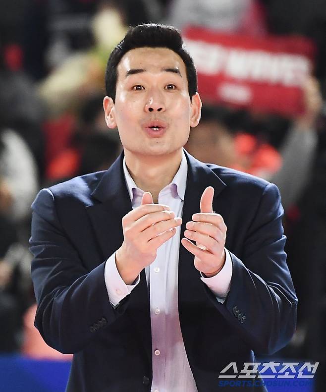 4일 대전 충무체육관에서 열린 여자배구 챔피언결정전 정관장과 흥국생명의 3차전. 정관장 고희진 감독이 선수들을 독려하고 있다. 대전=정재근 기자 cjg@sportschosun.com/2025.4.4/