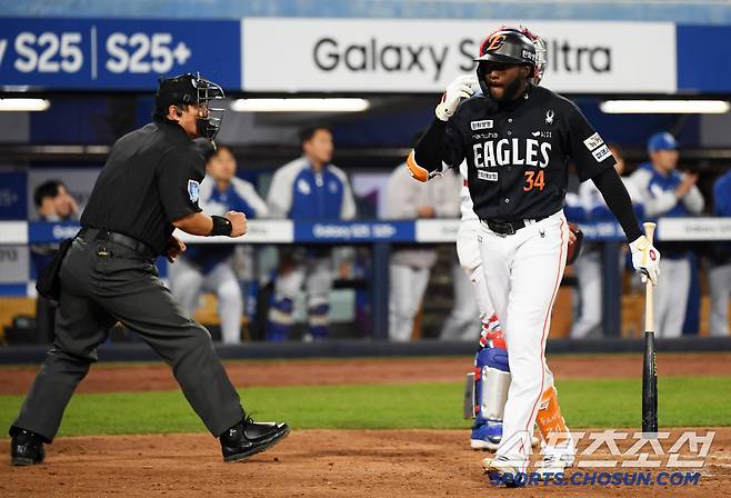 한방을 처줘야 하는 외국인 타자 플로리얼은 3타수 무안타 삼진만 두 번 당했다.