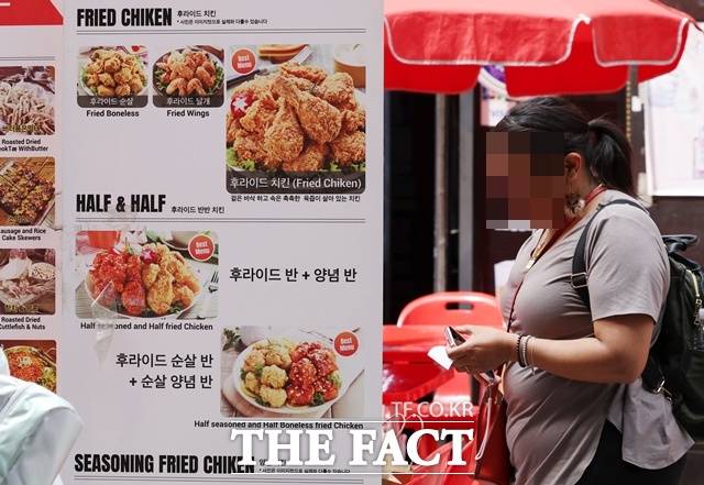일부 치킨 프랜차이즈 업체가 치킨 가격을 인상하거나 제품의 매장 가격과 배달 가격이 다른'이중가격제'를 도입하고 나섰다. 사진은 기사 내용과 무관함. /뉴시스