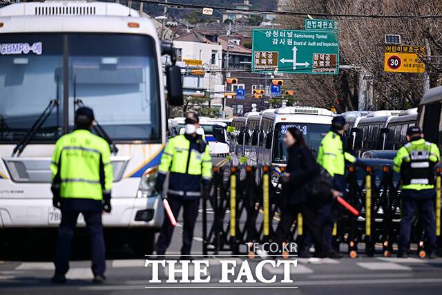 윤석열 대통령의 탄핵심판 선고일 하루 전인 3일 오전 서울 종로구 헌법재판소 앞 안국역 사거리에서 경찰이 차벽을 설치하는 등 경비 태세를 강화하고 있다. /남윤호 기자