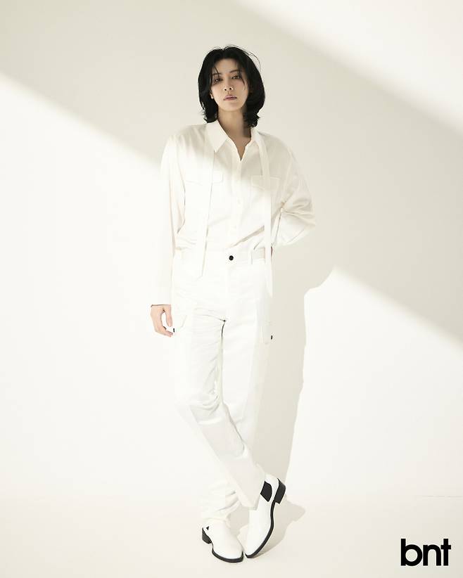 톱은 레이블리스, 팬츠는 비욘드클로젯 제품.