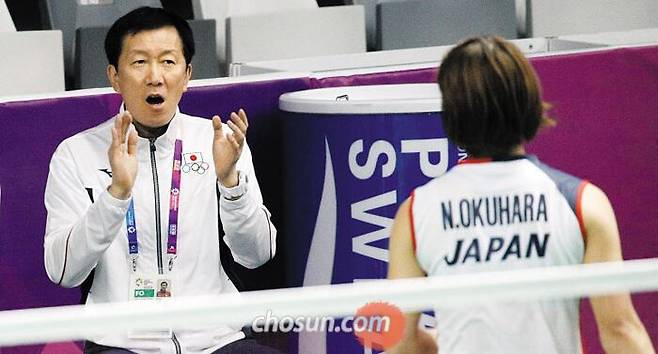일본 대표팀 사령탑 시절 박주봉(왼쪽) 감독. /조선일보 DB