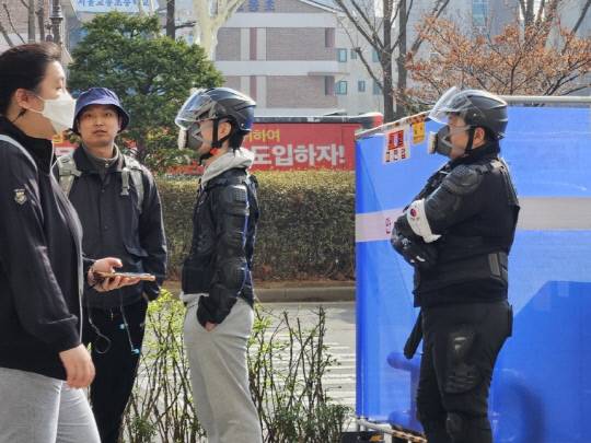 헌법재판소 앞 집회 참가자. 연합뉴스