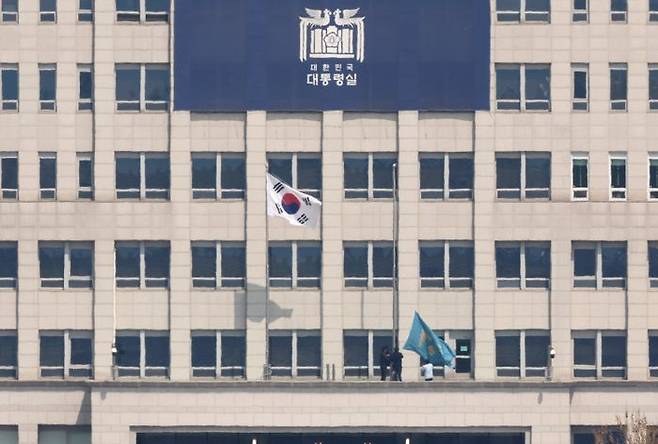 헌법재판소가 윤석열 대통령 파면을 선고한 4일 서울 용산구 대통령실에서 관계자들이 봉황기를 내리고 있다. ⓒ연합뉴스