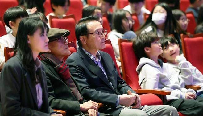 임태희 경기교육감이 4일 경기도교육청 대강당에서 진행된 뮤지컬을 관람하고 있는 모습. ⓒ경기도교육청 제공