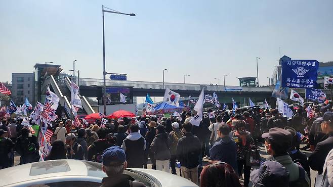 한남동 관저 근처에서 집회를 하고 있는 윤 전 대통령 지지자들. 최재호 기자 cjh1225@donga.com