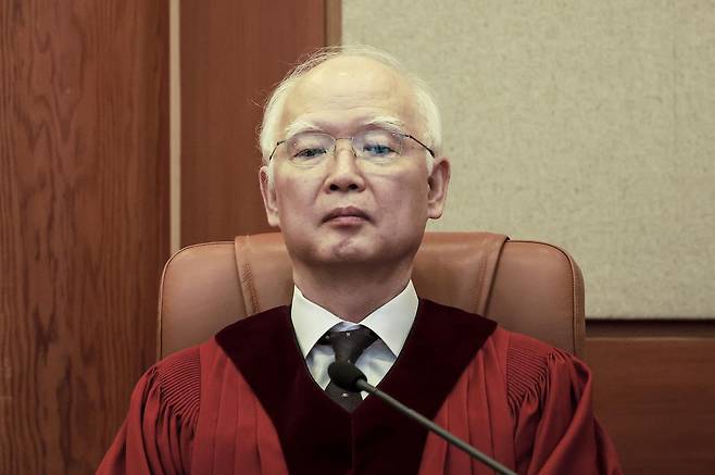 정형식 헌법재판관이 27일 서울 종로구 헌법재판소에서 열린 3월 헌법소원 심판 등 일반 사건 선고에 참석해 자리하고 있다.  2025.3.27/사진공동취재단