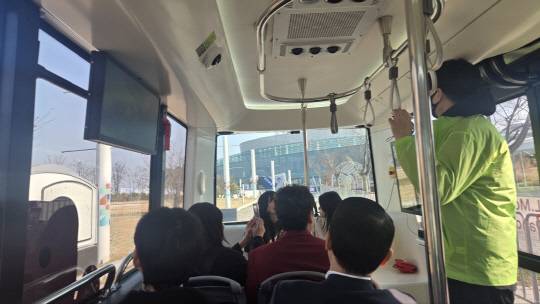 4일 경기도 일산 킨텍스 '2025 서울모빌리티쇼'에서 운행 중인 롯데이노베이트 자율주행셔틀에 관람객들이 탑승하고 있다. 박한나 기자.