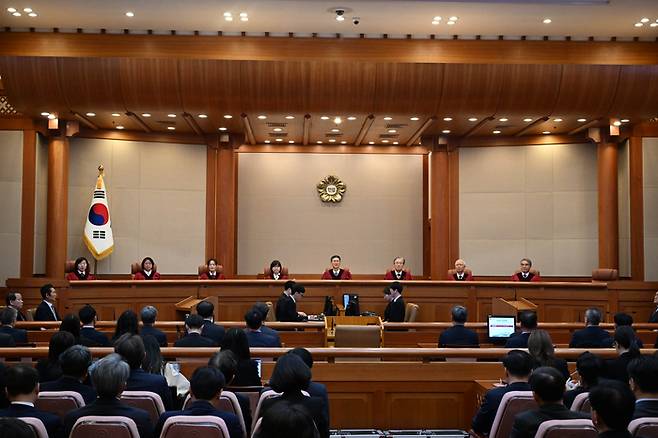 4일 서울 종로구 헌법재판소 대심판정에서 윤석열 대통령 탄핵심판 선고 기일이 진행되고 있다.  〈사진공동취재단〉
