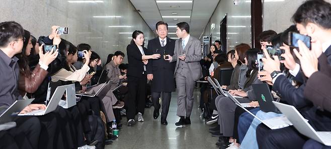 더불어민주당 이재명 대표가 윤석열 대통령 탄핵심판 선고일인 4일 서울 여의도 국회로 출근하고 있다. 연합뉴스