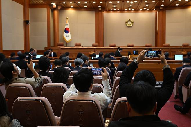 4일 서울 종로구 헌법재판소 대심판정에서 윤석열 대통령 탄핵심판 선고 기일이 진행되고 있다. 사진공동취재단