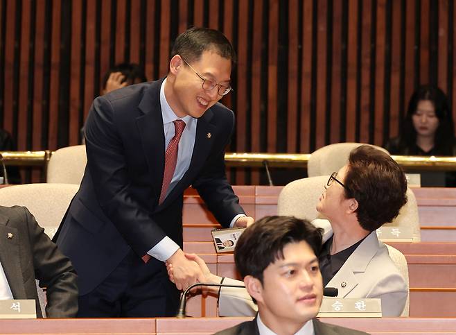 국민의힘 김상욱 의원이 2일 국회에서 열린 의원총회에 참석해 인사하고 있다.