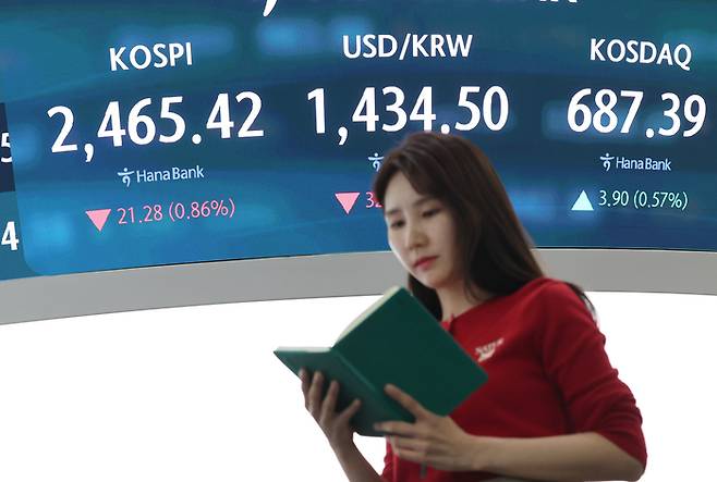 4일 서울 중구 하나은행 딜링룸에서 한 딜러가 자료를 살피고 있다. (사진=연합뉴스)