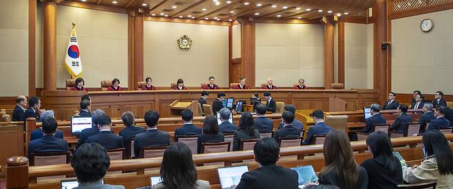 문형배 헌법재판소장 권한대행을 비롯한 헌법재판관들이 4일 서울 종로구 헌법재판소 대심판정에서 열린 윤석열 대통령 탄핵심판 선고를 위해 자리에 앉아 있다.     왼쪽부터 정계선, 김복형, 정정미, 이미선, 문형배, 김형두, 정형식, 조한창 헌재 재판관.  연합뉴스