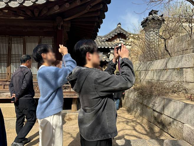 화계를 촬영하는 참가자들의 모습