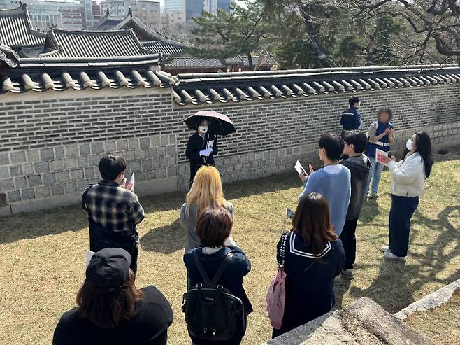 승화루에 대한 설명을 듣는 참가자들의 모습