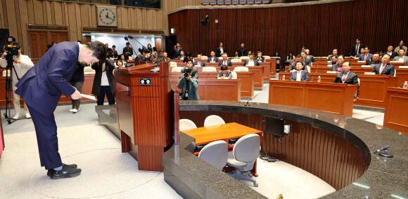 권성동 국민의힘 원내대표가 헌재의 윤석열 대통령 탄핵 인용이 발표된 4일 서울 여의도 국회에서 열린 긴급 의원총회에서 발언을 마친 뒤 인사하고 있다. 연합뉴스