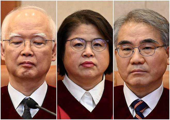 정형식, 김복형, 조한창(왼쪽부터) 헌법재판관이 4일 서울 종로구 헌법재판소 대심판정에서 열린 윤석열 대통령 탄핵심판 선고에 입장해 있다. 사진공동취재단