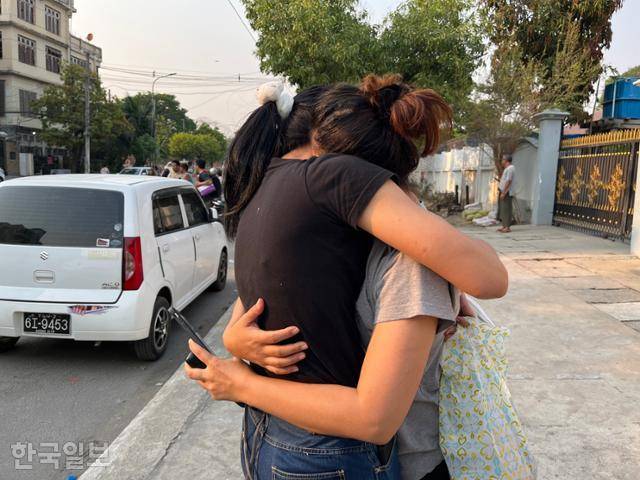 만달레이 시민 피요(오른쪽)가 2일 만달레이의 한 교회 대피소 앞에서 양곤에서 온 친구를 껴안고 눈물을 흘리고 있다. 만달레이(미얀마)=허경주 특파원