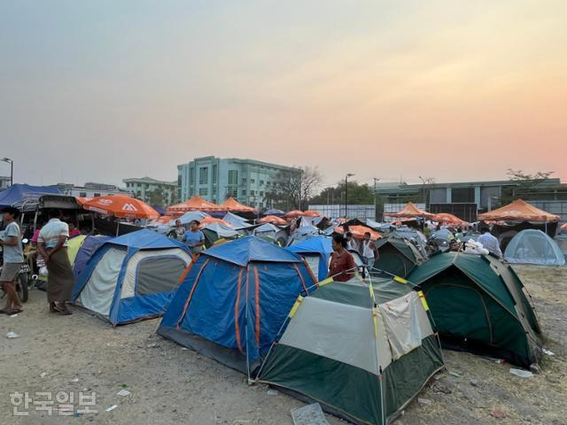 만달레이 찬 아예 타르잔 지역 공터에 마련된 난민촌 모습. 만달레이(미얀마)=허경주 특파원