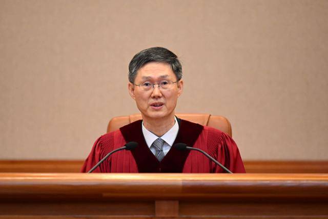 문형배 헌법재판소장 권한대행이 4일 서울 종로구 헌법재판소에서 열린 윤석열 대통령의 탄핵심판 선고기일에서 발언하고 있다. 사진공동취재단