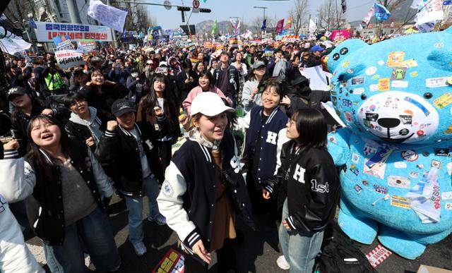 윤석열 대통령 탄핵심판 선고일인 4일 오전 서울 종로구 안국역 인근에서 열린 탄핵 촉구 집회 참가자들이 탄핵이 인용되자 기뻐하고 있다. 뉴스1