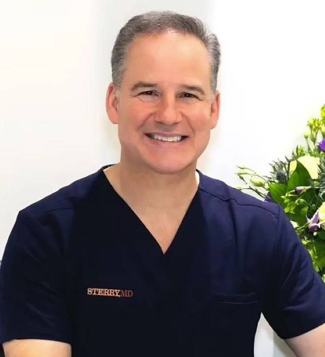 갈비뼈 제거 수술에 관해 말한 미국 성형외과 토마스 스테리 의사의 모습/사진=데일리메일