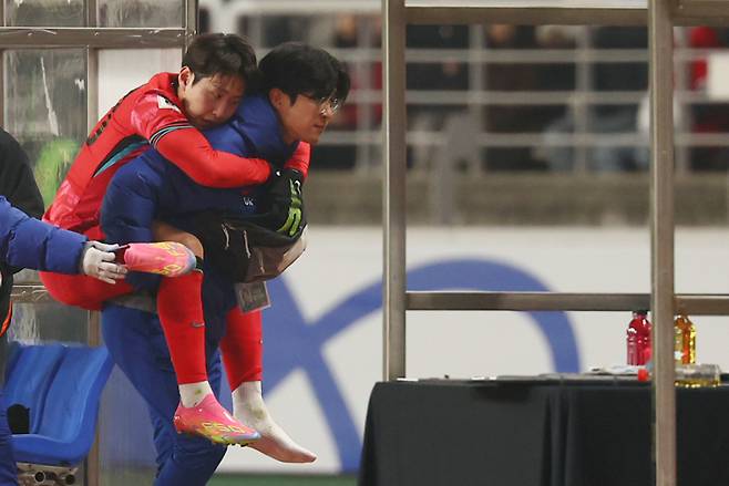 <yonhap photo-5249=""> 부상으로 업혀나가는 이강인 (고양=연합뉴스) 서대연 기자 = 20일 경기도 고양종합운동장에서 열린 2026 북중미 월드컵 아시아 3차 예선 B조 7차전 대한민국과 오만의 경기. 이강인이 부상으로 업혀나가고 있다. 2025.3.20 dwise@yna.co.kr/2025-03-20 21:52:35/ <저작권자 ⓒ 1980-2025 ㈜연합뉴스. 무단 전재 재배포 금지, AI 학습 및 활용 금지></yonhap>