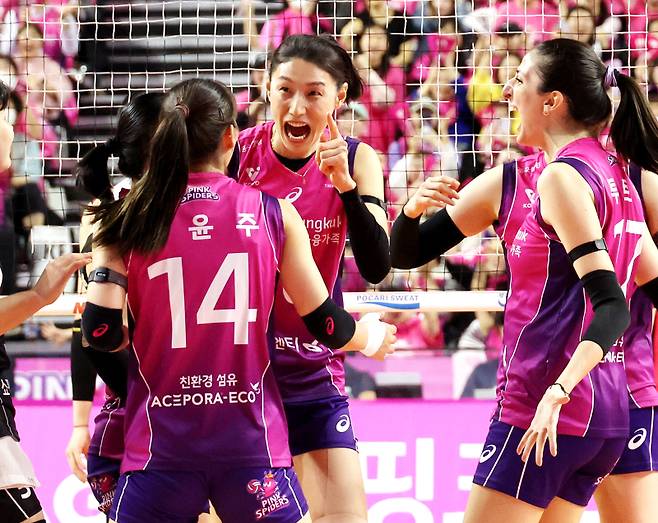 김연경이 31일 오후 인천 삼산월드체육관에서 열린 2024-2025 프로배구 V리그 여자부 흥국생명과 정관장의 챔피언결정전 1차전 경기에서 2세트 득점을 하고 기뻐하고 있다. 인천=김민규 기자 mgkim1@edaily.co.kr /2025.03.31/