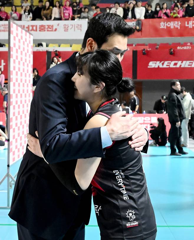 고희진 정관장 감독이 투혼을 보여준 염혜선에게 고마운 마음을 전하고 있다. 사진=정관장