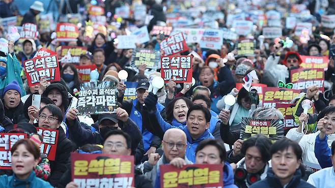 파면 촉구 구호 외치는 참석자들