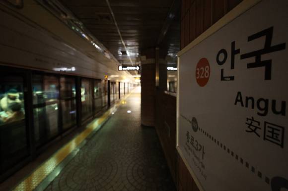 윤석열 대통령 탄핵 선고를 하루 앞둔 3일 서울지하철 3호선 안국역이 폐쇄된 가운데 열차가 무정차 통과하고 있다. [사진=연합뉴스]