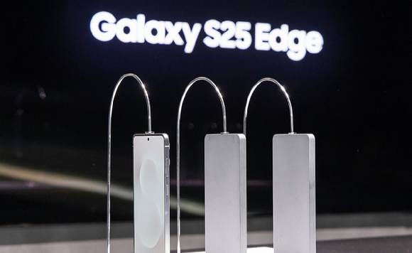 미국 새너제이 SAP센터에서 열린 상반기 '갤럭시 언팩 2025'에서 공개된 '갤럭시 S25 엣지'(왼쪽부터), '갤럭시 S24 울트라 모형', '갤럭시 S23 울트라 모형' [사진=연합뉴스]