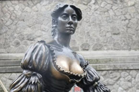 관광객 손길 때문에 가슴 부분이 변색된 '몰리 말론' 동상에 대한 접근이 금지된다. 사진은 가슴이 변색된 몰리 말론 동상. [사진=sns]