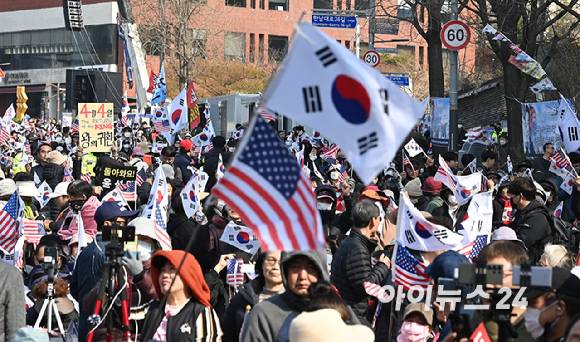 윤석열 대통령 탄핵심판 선고일인 4일 오전 서울 용산구 한남동 대통령 관저 인근에서 윤 대통령 탄핵반대 집회에서 지지자들이 구호를 외치고 있다. [사진=곽영래 기자]