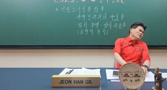 윤석열 전 대통령 탄핵에 반대해 온 한국사 강사 전한길 씨가 이날 헌재의 탄핵 '인용' 결정에 고개를 숙였다. [사진=유튜브 채널 '전한길 뉴스']