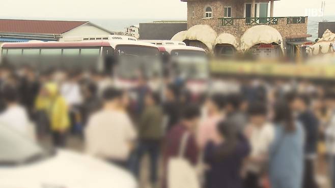 관광버스 앞에 몰린 여행객들. 공직선거법 적용 여부에 따라 단체 여행이 조정될 수 있다는 관측 속에도, 여전히 현장에는 소규모 그룹, 그리고 단체 패키지 인파가 이어지고 있다.