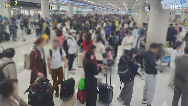 공항 출국장을 가득 채운 여행객들. 연휴를 앞두고 제주행 수요도 꾸준히 이어지는  모습이다.