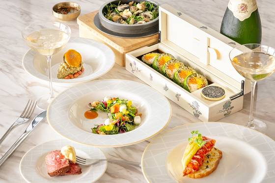 JW 메리어트 제주 리조트의 브런치 로얄. 캐비어와 샴페인(무제한)을 비롯한 다양한 음식을 뷔페로 즐긴다. 투숙객 누구나 무료로 이용할 수 있다. 사진 JW 메리어트 제주