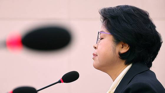 지난해 9월 인사청문회장에서 의원들의 질의를 받고 생각에 잠겨 있는 김복형 헌법재판관 후보자. 연합뉴스