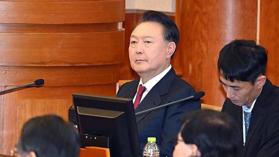 헌재에 출석한 윤석열 대통령. 헌재의 장고는 무엇을 의미할까. 뉴스1