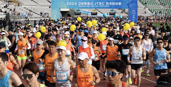 '2024 고양특례시 JTBC 하프마라톤'이 2024년 4월 21일 오전 경기 고양시 고양종합운동장에서 열렸다. 이날 하프코스 참가자들이 힘차게 출발하고 있다. 전민규 기자