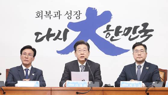 이재명 더불어민주당 대표(가운데)가 4일 오전 국회 당 대표실에서 헌재 선고 관련 긴급 입장발표를 하고 있다. 임현동 기자
